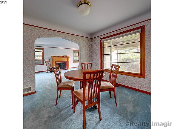 4th image of 2929 SE Courtney Ave