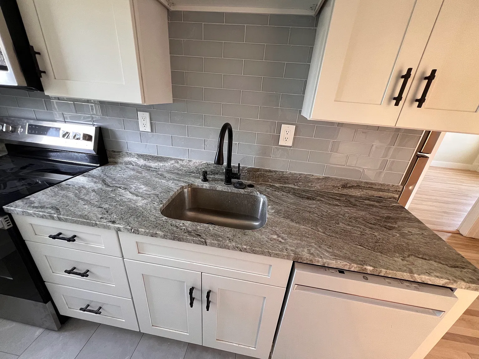 3 bed, 1060 sqft, $2,600 — Photo 2