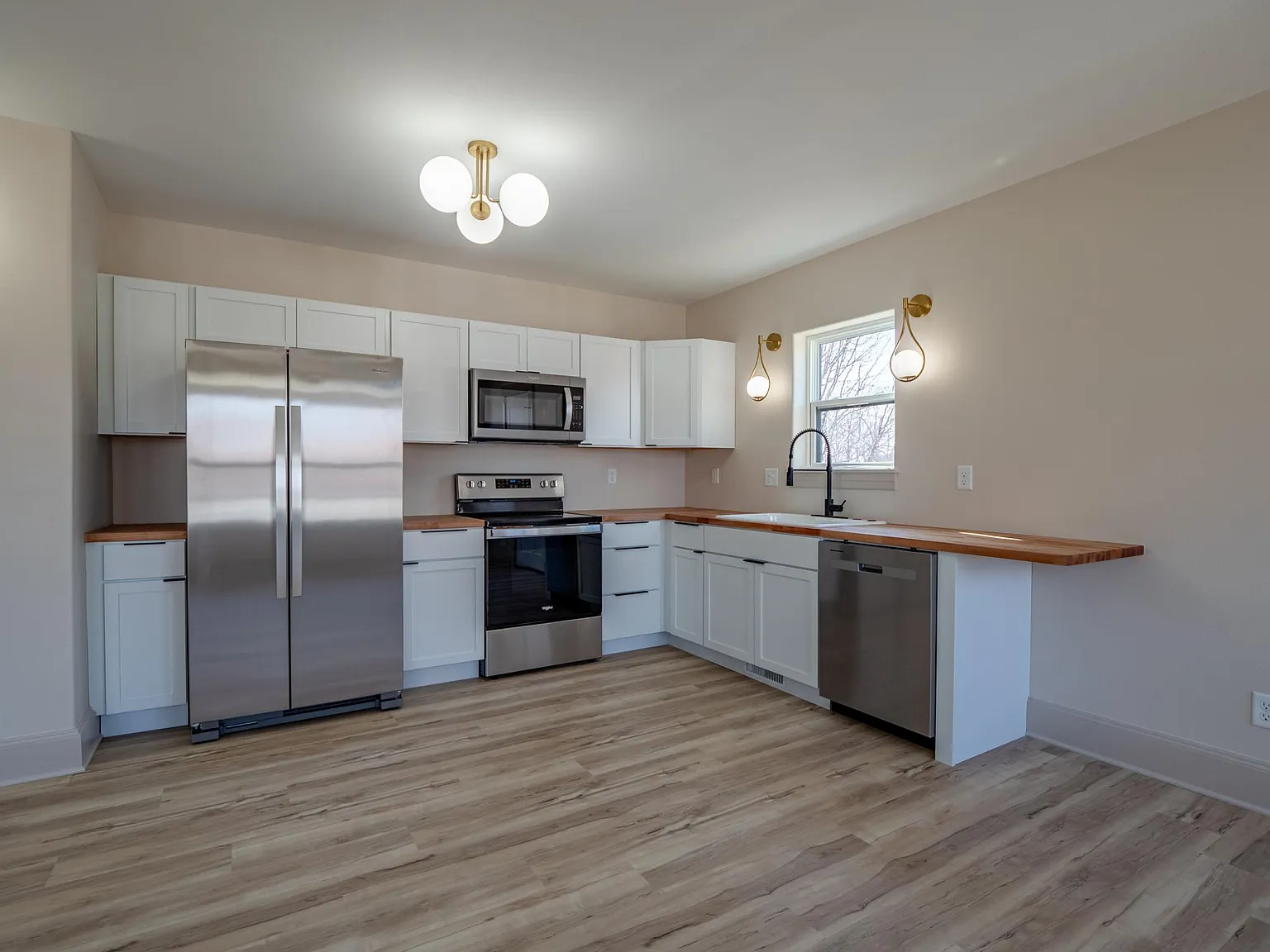 3 bed, 995 sqft, $1,895 — Photo 2