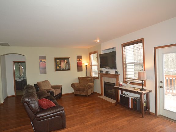 4th image of 246 Easton Ave W