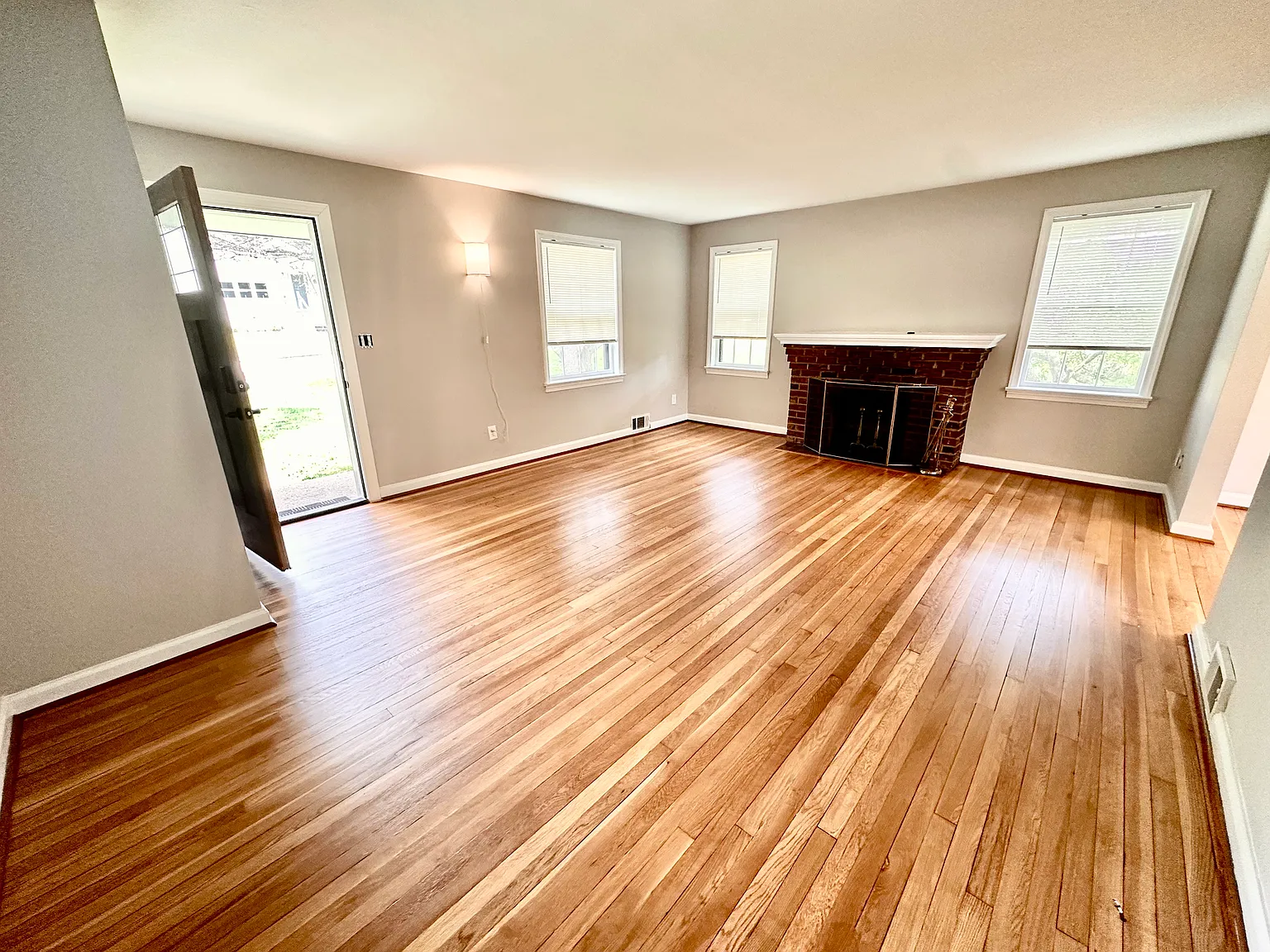 3 bed, 2200 sqft, $3,800 — Photo 4