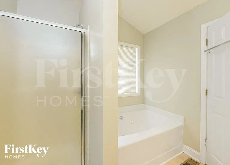 194 Rochester Ct — Photo 11