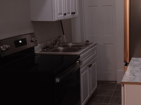 3rd image of 422 Warren Cres APT 2