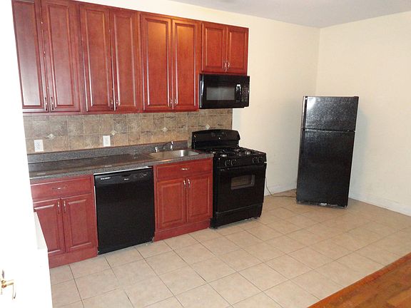 3rd image of 34 Clifton Pl APT 2