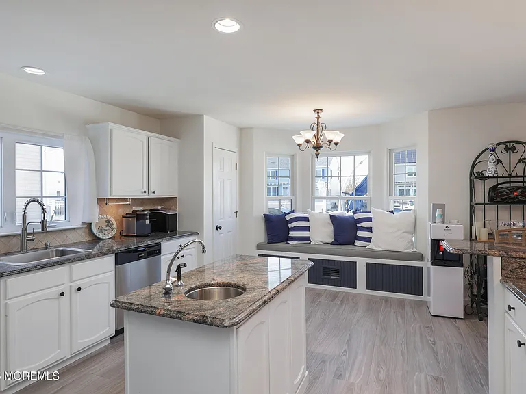 11 Peaksail Dr — Photo 11