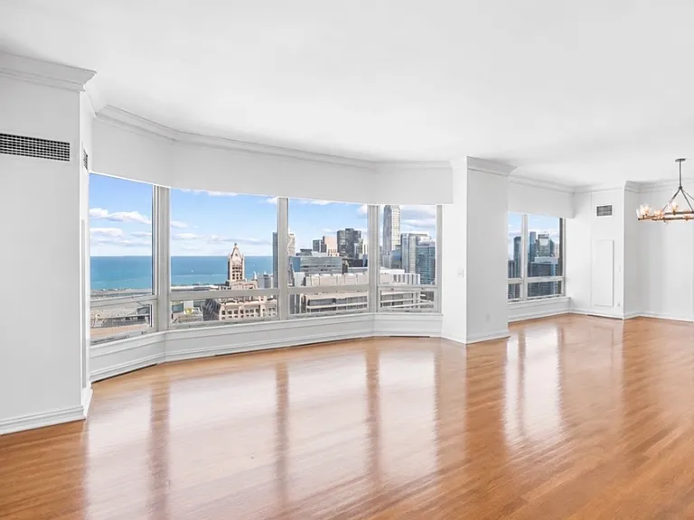 100 E Huron St #3504 — Photo 3