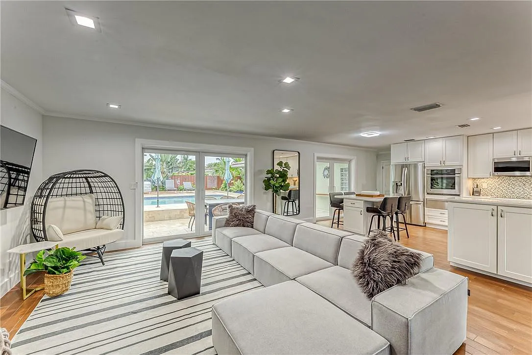4 bed, 2.5 bath, 2422 sqft, $9,995 — Photo 3