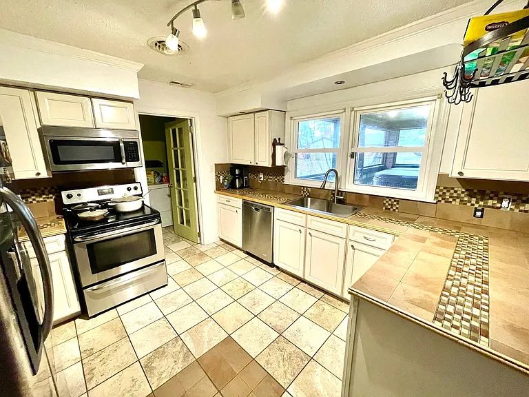 1341 Devonshire Ct — Photo 4