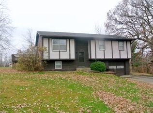 1402 W Bourke St, Macon, MO 63552