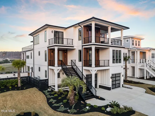 22 Watchpost Place, Hampstead, NC 28443