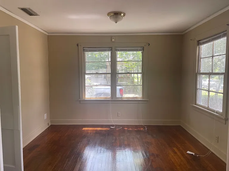1211 N Oak St — Photo 3