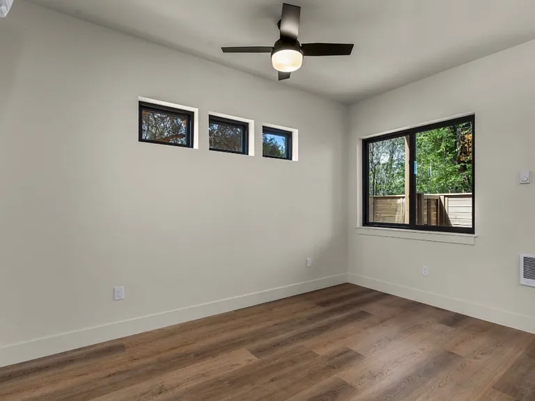 2548 SW Yew Ave #A — Photo 7