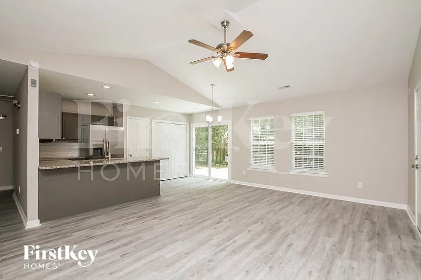 3 bed, 2.0 bath, 1063 sqft, $1,900 — Photo 3