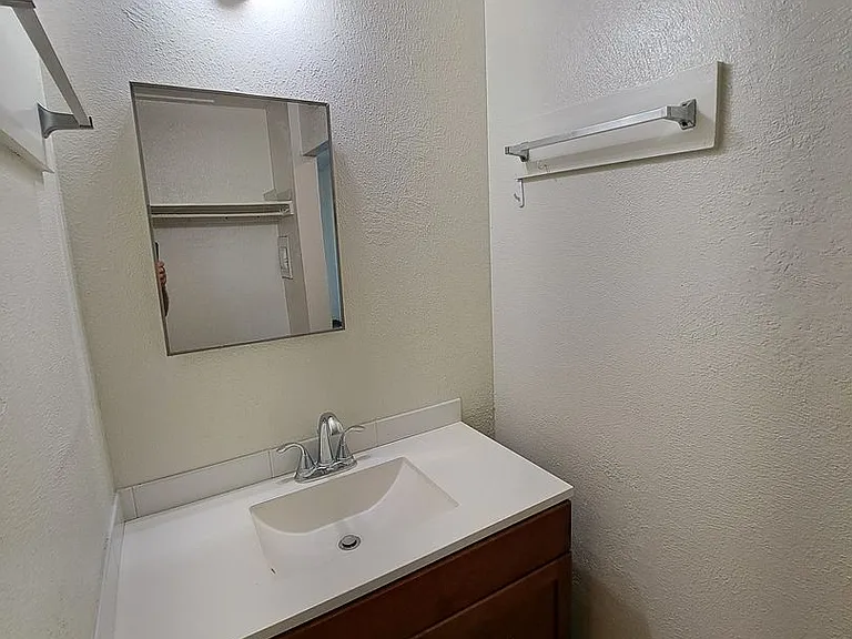 1303 Kalanianaole St #7 — Photo 7