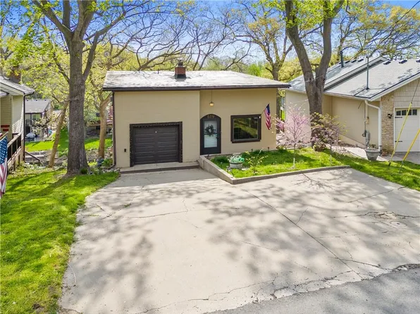 619 NW North Shore Dr, Lake Waukomis, MO 64151