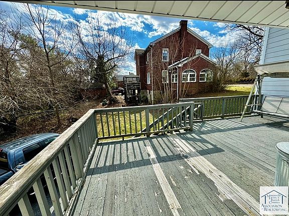 4th image of 209 Moss St