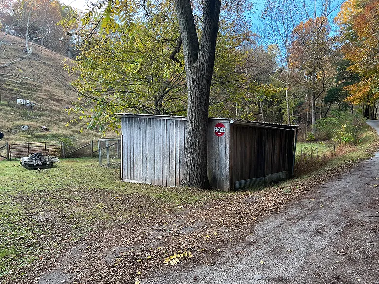2327 Sulphur Hollow Rd — Photo 4