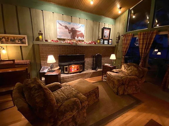 Sitting area by .fireplace