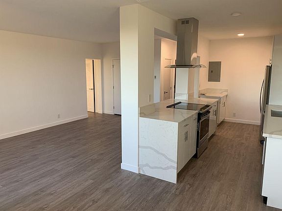 3rd image of 3461 Waverly Dr #206
