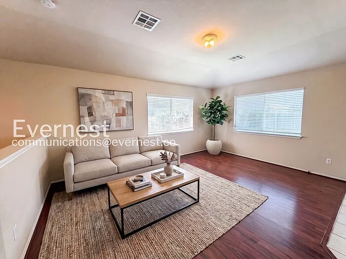 4 bed, 2.0 bath, 1760 sqft, $1,899 — Photo 2