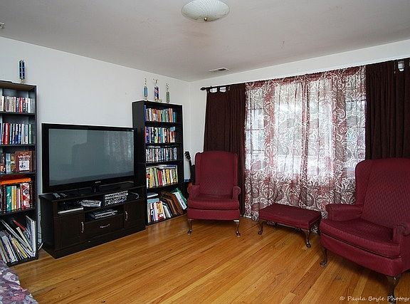 4th image of 2319 N 72nd Ct