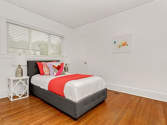 2nd image of 2610 Glenwilde Pl E