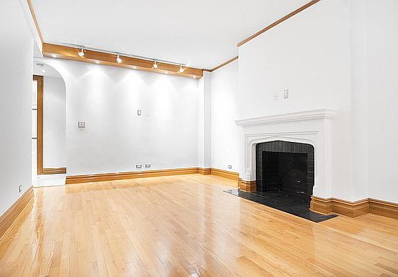 4th image of 150 W 58th St APT 10B