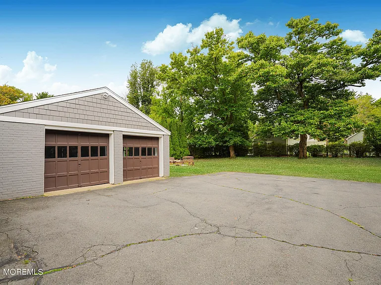 828 Kingston Rd — Photo 31