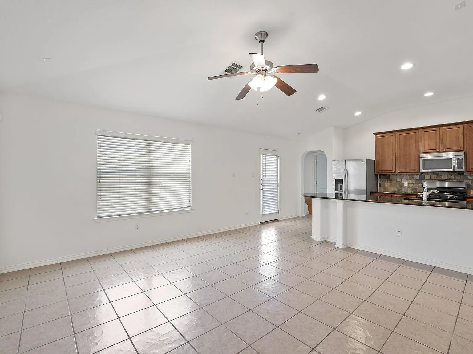 3 bed, 2.0 bath, 1769 sqft, $2,295 — Photo 3