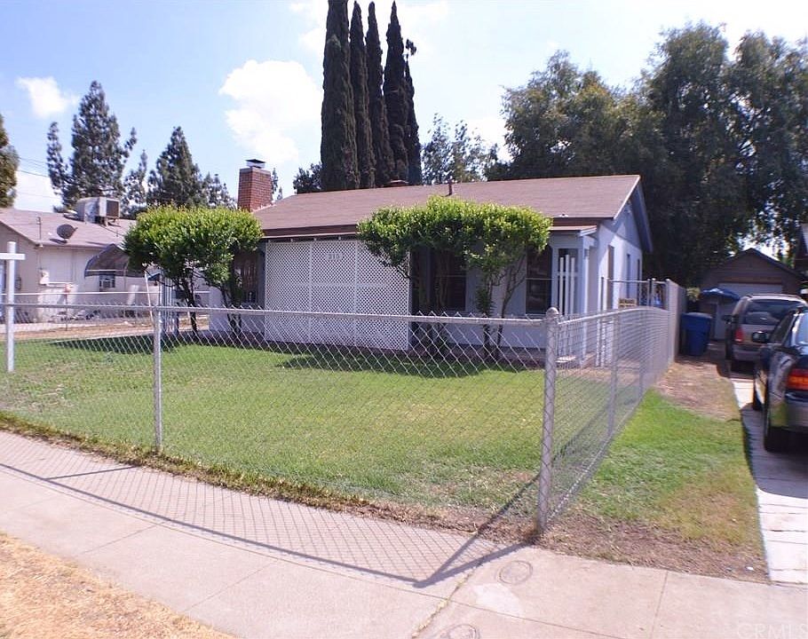 1st image of 215 W 24th St