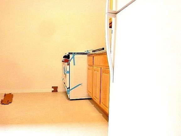 5th image of 2121 Westbury Ct APT 1H
