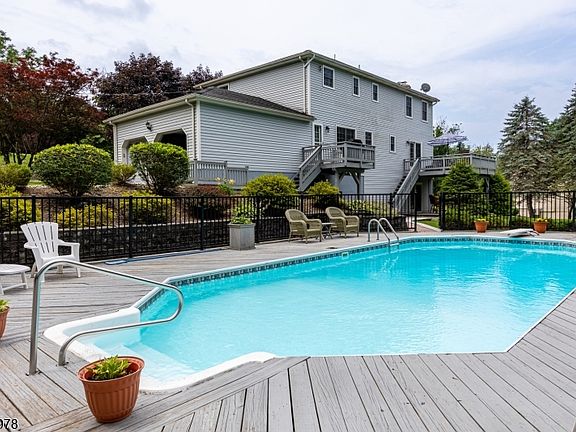 3rd image of 31 Stratfordshire Dr