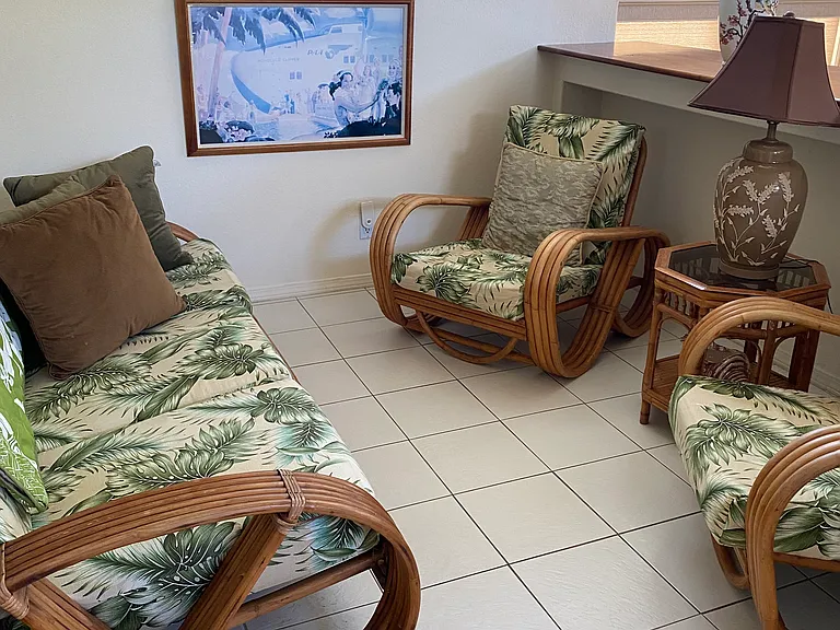 UPSTAIR - SITTING AREA IN FRONT OF BEDROOMS.