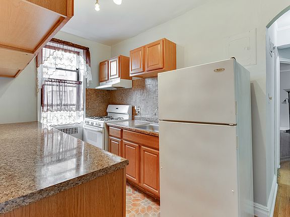 4th image of 385 E 18th St #Apt. 4b