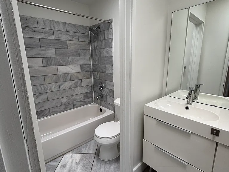843 Robinson St — Photo 4