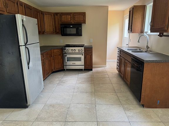 3rd image of 1013 Main St #1