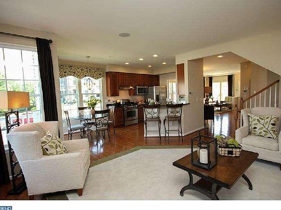 3rd image of 571 Canal Dr