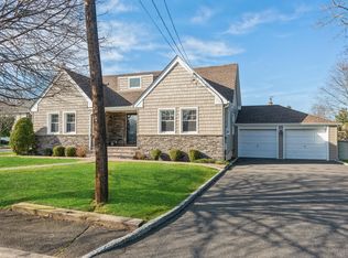 31 Pine Ave, Bethpage, NY 11714