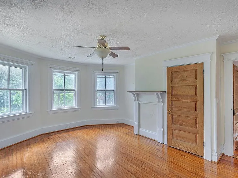 402 Altamont Cir #A — Photo 11