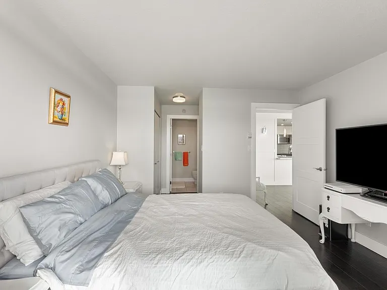 1033 Marinaside Cres #1606 — Photo 16