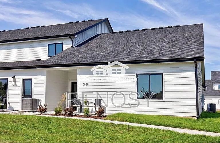 3639 NE Kara Ln — Photo 1