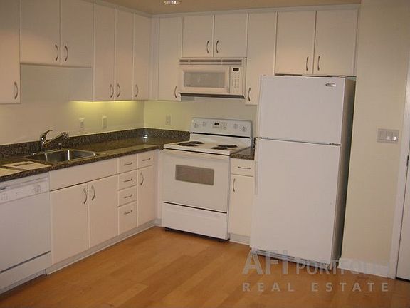 3rd image of 260 King St Unit 723