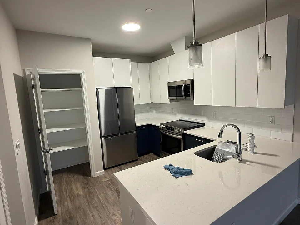 315 Lake St #402A