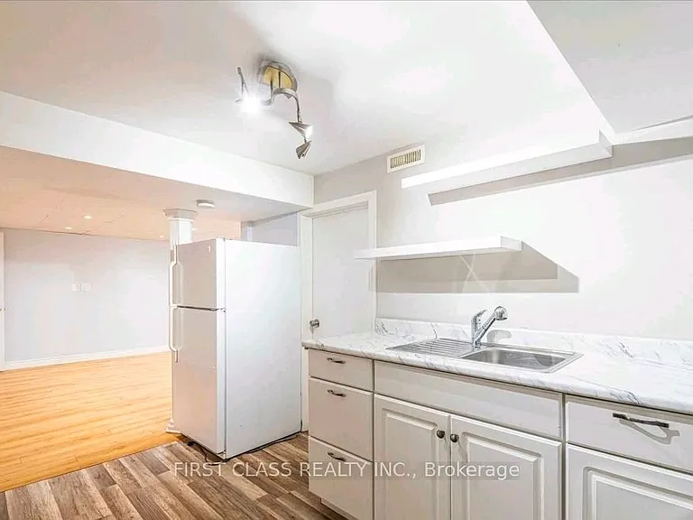 378 Martin St — Photo 18