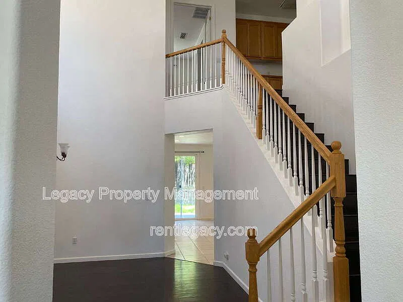 3 bed, 2.5 bath, 2246 sqft, $3,050 — Photo 4