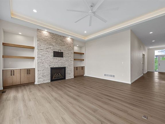 3rd image of 648 Rock Ridge Rd