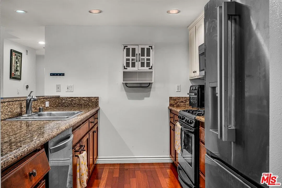 2 bed, 2.0 bath, 1100 sqft, $3,500 — Photo 4