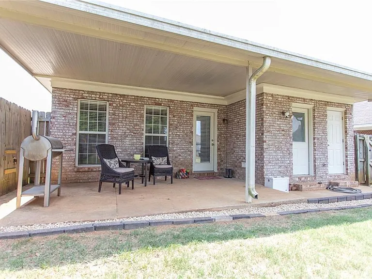 6913 Sandfield Dr — Photo 12