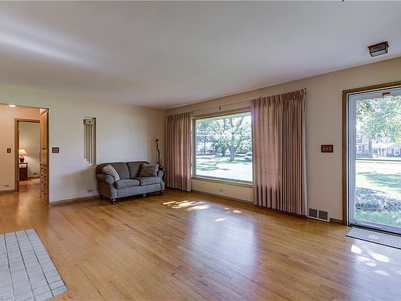 3rd image of 5091 Whitethorn Ave