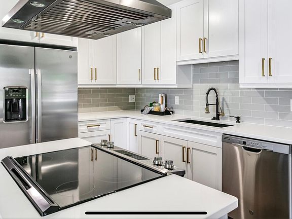 Fully stocked with a variety of 
kitchenware